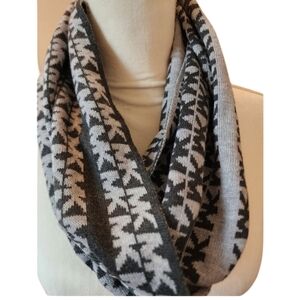 EUC Michael Kors Infinity Scarf‎